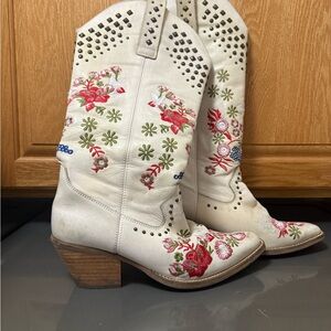 Dingo White Floral Embroidered Heeled Boots